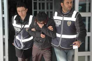 Borçları yüzünden uyuşturucu kuryesi oldu