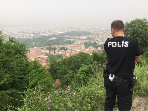 Uçurumdan araçla yuvarlanan gençleri emniyet kemeri korudu