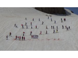 Gençler 2 bin 800 rakımda kayak yaptı