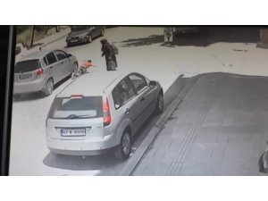 Arabanın çarptığı çocuğu, annesi çuval gibi kaldırdı