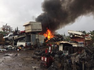 Antalya’da düşen yıldırım 10 aracı yaktı