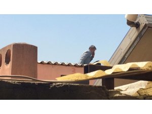 Ayrılmak istemedi, çatıda intihara kalkıştı