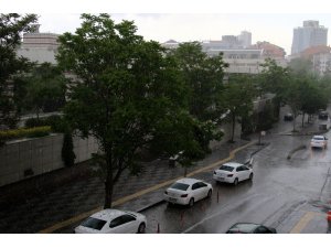 Başkentte dolu yağışı vatandaşlara zor anlar yaşattı