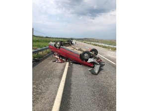 Bariyerlere çarparak takla atan otomobildeki 2 kişi yaralandı
