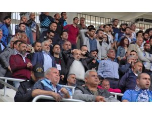 Başkan Sancak, taraftarla omuz omuza maç izledi
