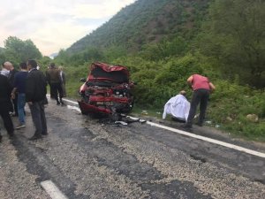 Otomobiller kafa kafaya çarpıştı: 1 ölü, 4 yaralı