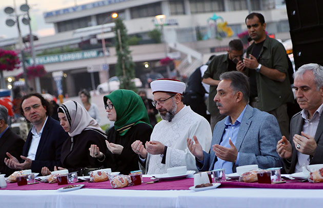 Diyanet İşleri Başkanı Erbaş'tan zekat çağrısı