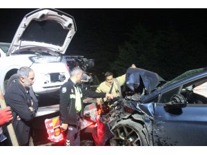 Lüks cip ile otomobil kafa kafaya çarpıştı, 1’i çocuk 4 yaralı