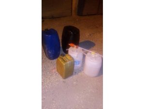 Kamyonların deposundaki mazotu çalarken fark edildiler, bidonları bırakıp kaçtılar