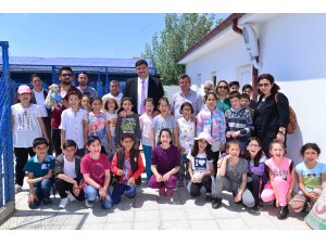 Harçlıklarıyla hayvanlara mama aldılar