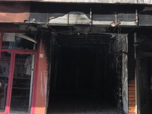 Pasajda çıkan yangında iş yeri tamamen yandı