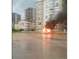 Arızalanan araç alev alev yandı
