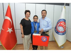 Başkan Erdoğan şampiyon yüzücüyü ödüllendirdi