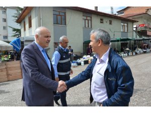Başkan Acar'dan pazar esnafına ziyaret
