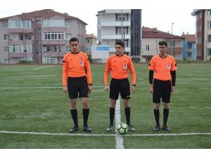 Hakem maçı tatil edeceğine kaldığı yerden devam ettirdi