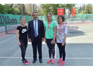 Şampiyonlar madalyalarını Başkan Çetin’den aldı