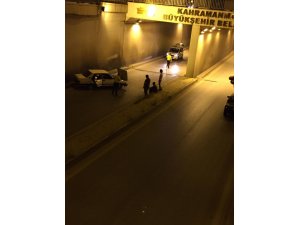 Otomobil alt geçit duvarına çarptı: 3 yaralı