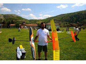 Model uçaklar gökyüzünü renklendirdi