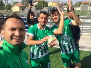 Kafkasspor şampiyon oldu, oyuncular akardion eşliğinde Kafkas oyunları oynadı