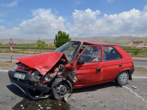 Konya'da iki otomobil çarpıştı: 8 yaralı