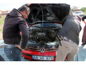 Seyir halindeyken alev alan otomobil kullanılamaz hale geldi