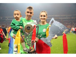 Muslera tarihe geçti