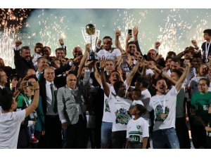 Denizlispor, şampiyonluk kupasını kaldırdı