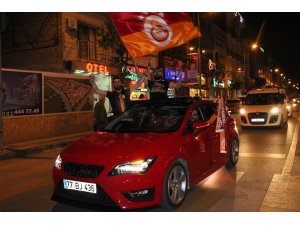 Galatasaraylı taraftarlar Yalova’yı marşlarla inletti!