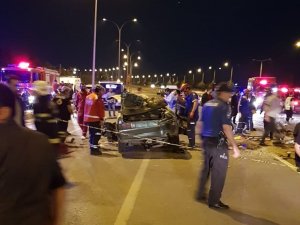 İki otomobil kafa kafaya çarpıştı 6 kişi yaralandı