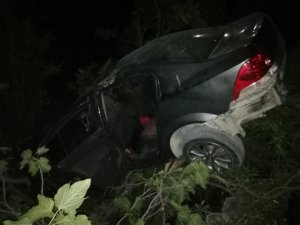 Otomobil şarampole yuvarlandı: 1 ’i Ağır 3 yaralı