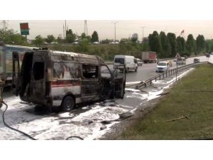 İkitelli TEM yan yolda seyir halindeki ambulans aniden alev aldı. Alevler içerisinde kalan ambulansa itfaiye ekipleri müdahale ederken, bölgede trafik yoğunluğu oluştu.