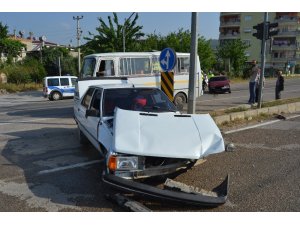 Araçların hurdaya döndüğü kazadan sürücülerin burnu bile kanamadı