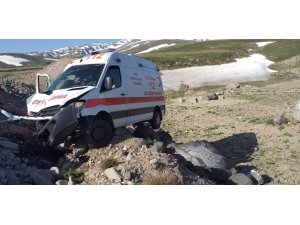 Kayseri’de ambulans takla attı: 2 yaralı
