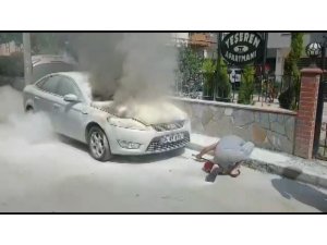 Park halinde alev alan otomobile vatandaş müdahalesi