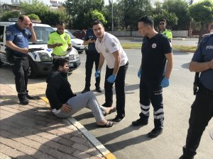 Trafik kontrolünden kaçmaya çalışan motosikletli polise çarptı: 2 yaralı