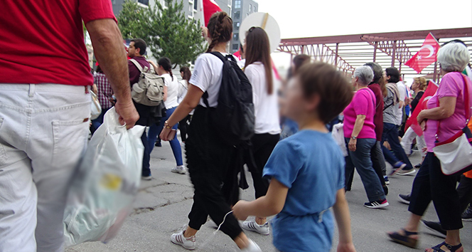 Torununu 'kaybolmasın' diye beline ip bağlayıp dolaştırdı