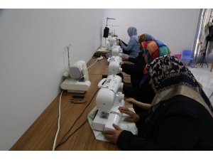 Kadınlar meslek öğreniyor