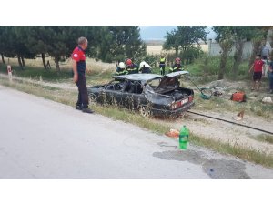 Otomobilin tavanını kesen itfaiye 6 kişiyi kurtardı
