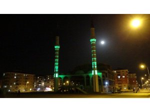 Namaz kılar gibi yapıp, çelik kasadaki yardım paralarını çaldı