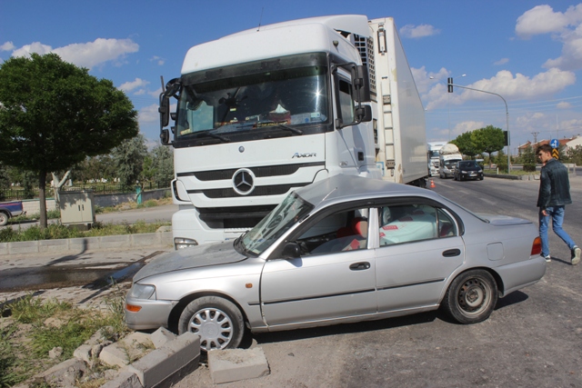 Konya'da tır ile otomobil çarpıştı: 2 yaralı