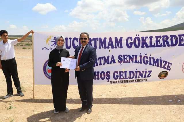 Uçurtmalar Yunak semalarında