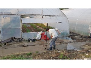 Tıkanan kanalizasyon, seraları sular altında bıraktı