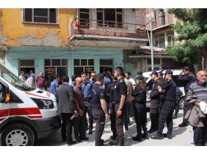 Yaşlı adamı ipte gördü, camı kırdı, kurtarmaya çalıştılar sonuçsuz kaldı