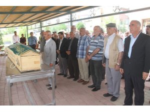 Köpeklerin saldırıp öldürdüğü yaşlı kadın defnedildi