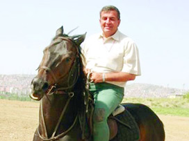 'Türk askeri kendi okulunu bile kurşunlar'