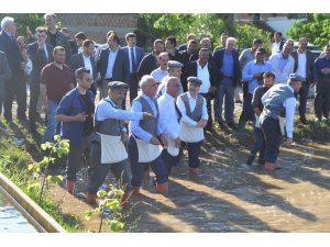 Çizmeleri giyen protokol çeltik ekti