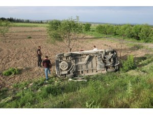 İşçileri taşıyan midibüs devrildi: 7 yaralı