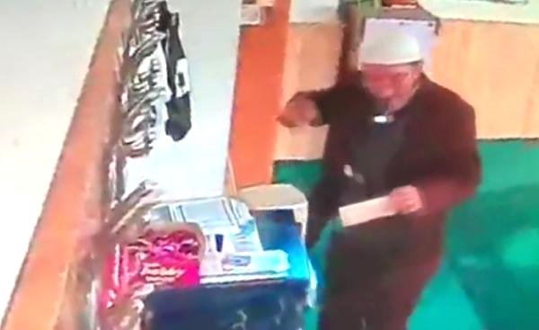 Yaşlı Adam, Camideki Kasadan Para Çalarken Suçüstü Yakalandı