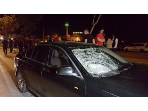 Yolun karşısına geçmek isterken otomobilin altında can verdi