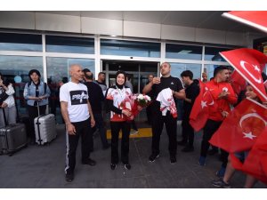 Dünya Kupası Şampiyonu Hayriye Türksoy Çiçeklerle Karşılandı